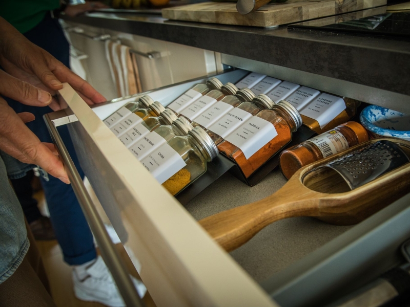 Liegen die Gewürzdosen nicht im richtigen Abstand, machen sich Unruhe und Anspannung breit: Ordnungszwänge können Leidensdruck auslösen, gelten aber als gut therapierbar. - (c)Christin Klose/dpa-tmn